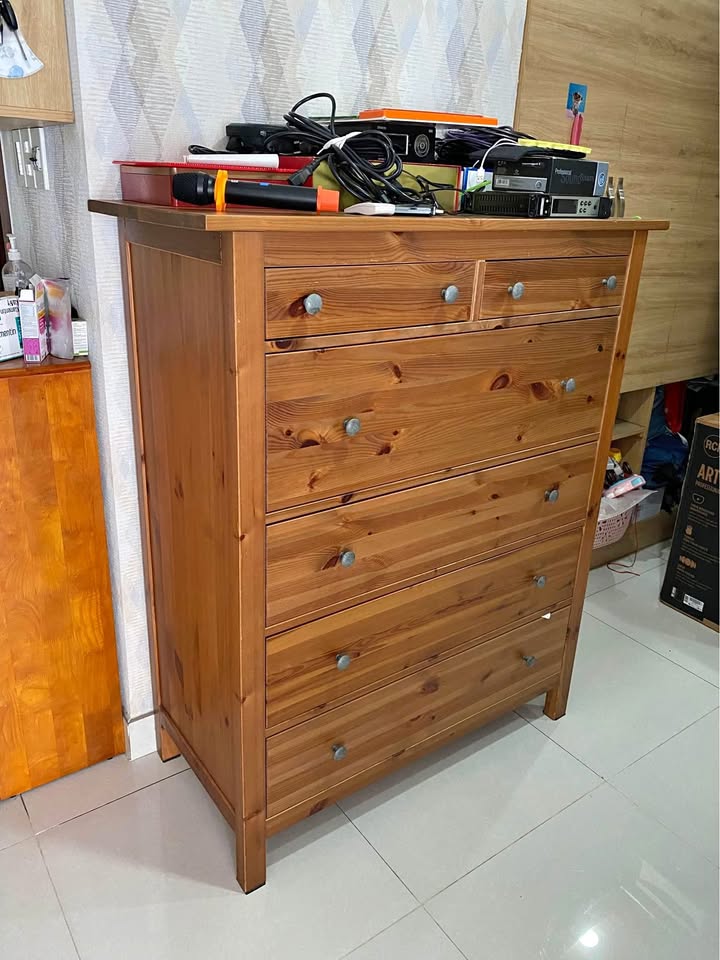 Tủ 6 ngăn kéo gỗ thông 100% hiệu ikea, gỗ thông. kích thước ngang 110 x cao 132 x sâu 51 cm. có 6 hộc kéo